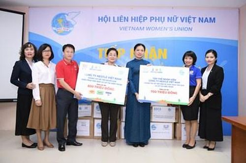 Chung tay hỗ trợ đồng bào miền Trung bị ảnh hưởng bởi lũ lụt