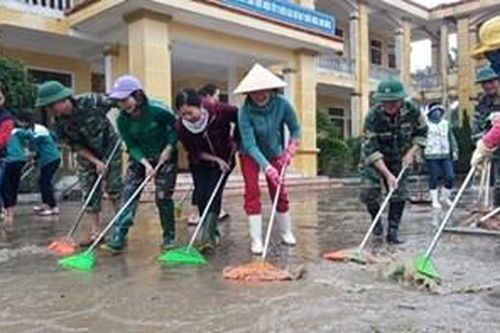 Lực lượng vũ trang tỉnh Hà Tĩnh giúp dân khắc phục lũ lụt