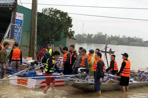 Ấm áp tình người trong lũ dữ