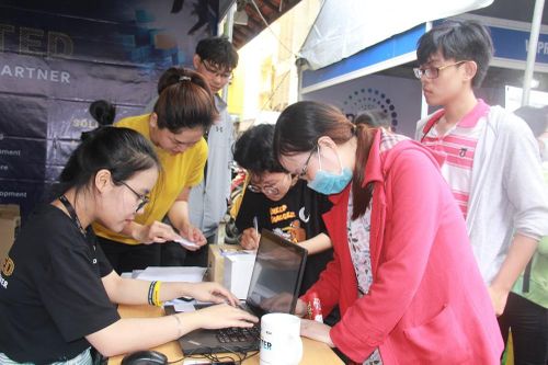 Sôi động 'Ngày hội Sinh viên và doanh nghiệp'