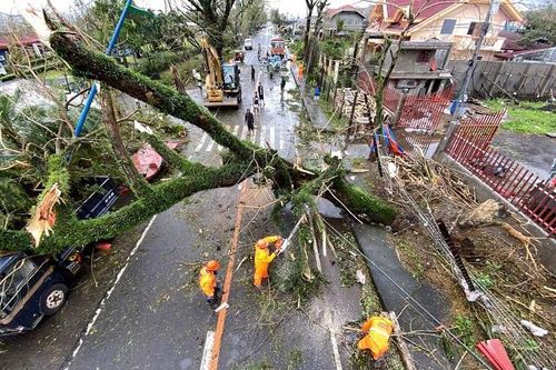 Siêu bão Goni khiến 10 người thiệt mạng, chôn vùi hơn 300 ngôi nhà ở Philippines