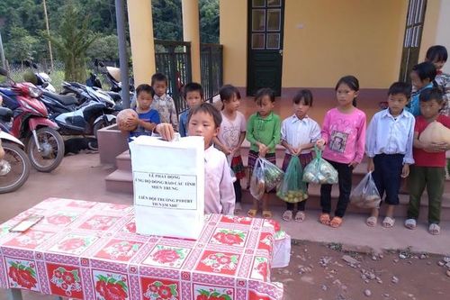 Học sinh 'rốn lũ' và món quà đặc biệt gửi tặng đồng bào miền Trung