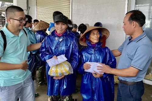 Kết nối tình người sau lũ dữ