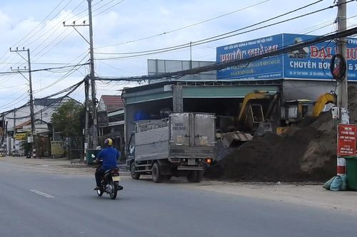 Tiền Giang: Nhờ đâu bãi vật liệu xây dựng chiếm vỉa hè Quốc lộ nhiều năm?