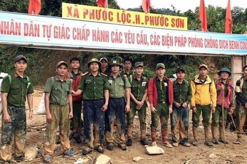Lực lượng Công an tiếp tế đã tiếp cận được vùng bị cô lập ở Phước Sơn