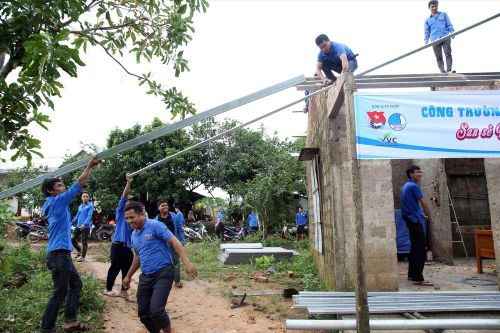 Tuổi trẻ chung tay khắc phục hậu quả mưa bão