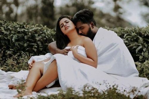 Cặp đôi quấn chăn chụp ảnh ở đồi chè bị chỉ trích