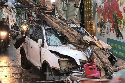 Xế hộp va chạm liên hoàn xe máy rồi đâm gục cột điện ở Hải Phòng