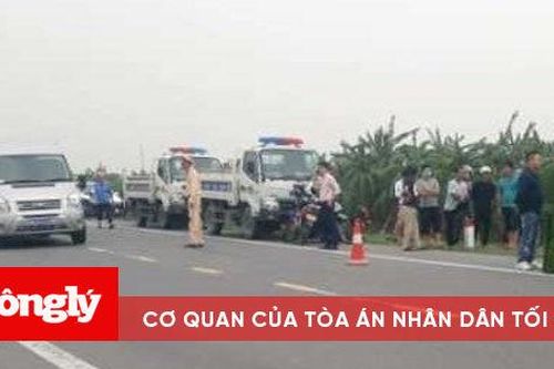 Xe máy tông vào cột mốc, 3 người thương vong