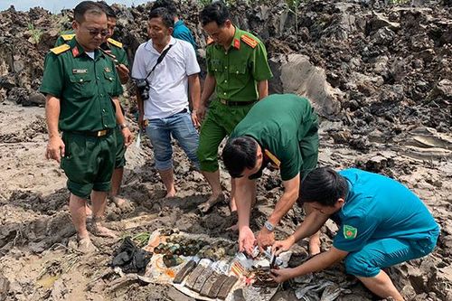 Người đàn ông xúc đất phát hiện nhiều súng, đạn ở An Giang