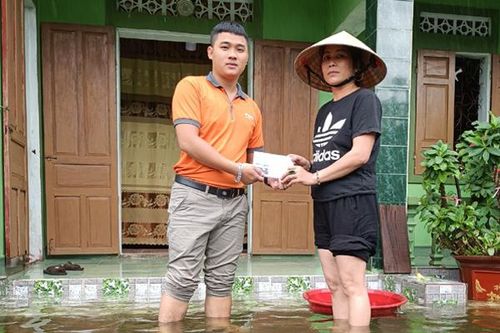 FWD quyên góp hơn 400 triệu đồng ủng hộ đồng bào miền Trung