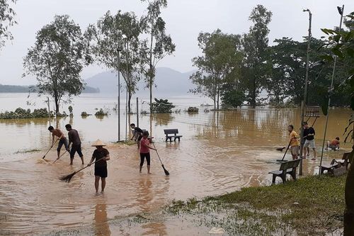 Chính quyền, nhân dân vùng hạ huyện Thanh Chương khẩn trương 'vượt lũ'