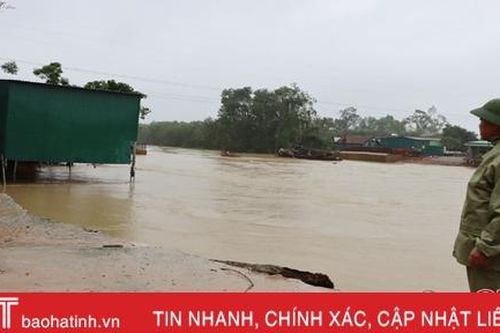 1.000 rọ thép, bao tải ứng cứu sạt lở bờ sông Ngàn Mọ