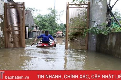 Sáng nay, nhiều khu dân cư ở Can Lộc vẫn bị nước bủa vây