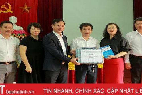 Đại học Vinh hỗ trợ 265 triệu đồng cho các cơ sở giáo dục ở Hà Tĩnh bị ảnh hưởng lũ lụt