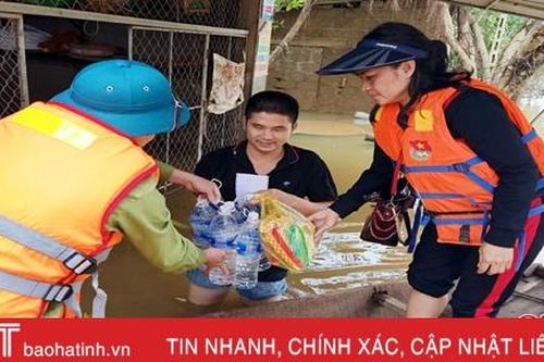 Nhiều món quà đến với người dân vùng lũ Hương Sơn
