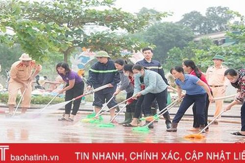 Lực lượng vũ trang Hà Tĩnh hỗ trợ dọn dẹp vệ sinh trường học sau lũ