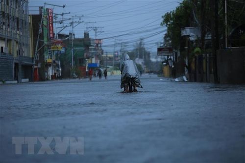 Siêu bão Goni quần thảo Philippines, ít nhất 10 người thiệt mạng