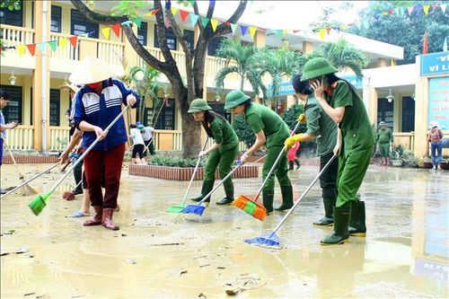 Lực lượng công an, quân đội giúp dân khắc phục thiệt hại sau lũ
