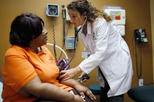 Tác động của Bidencare và Trumpcare đối với kinh tế Mỹ