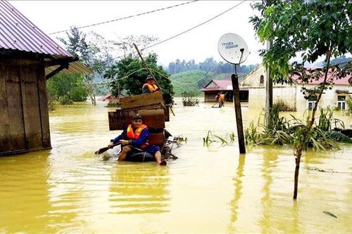 Hỗ trợ nhu yếu phẩm cho hơn 4.300 hộ gia đình ở miền Trung bị bão lũ