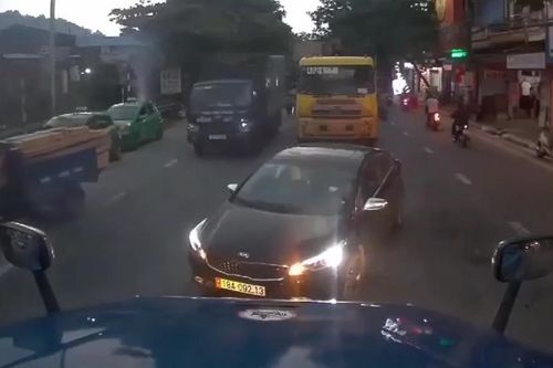 Clip: Hàng loạt ô tô đi sai làn đường, tài xế container cứng rắn nhắc nhở, quyết không chịu nhường đường