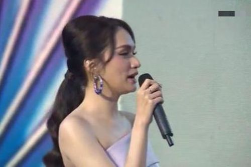 Hương Giang xuất hiện trên livestream, anti-fan ngay lập tức thả phẫn nộ