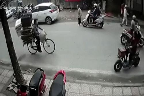 Clip: Người phụ nữ chạy xe máy tông cụ bà gãy chân rồi phóng xe bỏ đi gây bức xúc