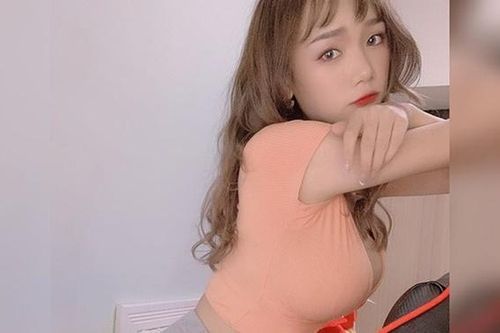 Khoe thân phản cảm khi đang trực tiếp, nữ streamer bị cấm sóng vĩnh viễn trên mạng xã hội