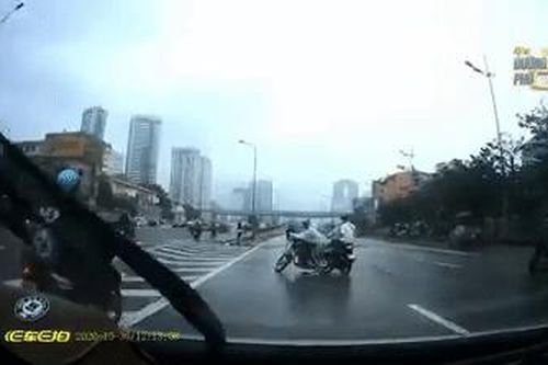Clip: 2 thanh niên đi ẩu va chạm làm cả 2 xe ngã sóng soài, người đàn ông đằng xa cũng vạ lây