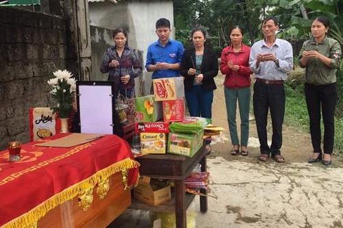 Thăm hỏi, động viên gia đình hội viên phụ nữ có người thân thiệt mạng do lũ lụt