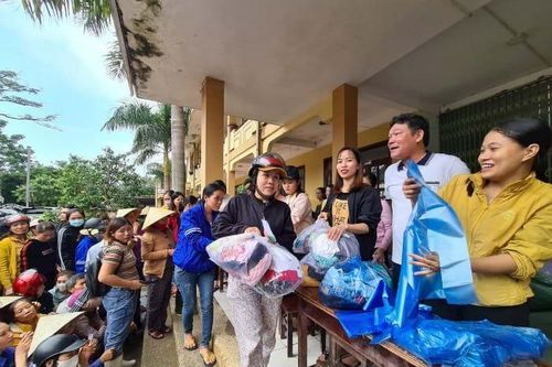 Hàng ngàn suất quà của đoàn CC1 và Một Thế Giới đã đến tay người dân miền Trung