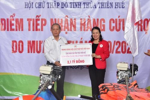 Hội chữ thập đỏ Việt Nam ủng hộ nhân dân tỉnh Thừa Thiên Huế 2,1 tỷ đồng