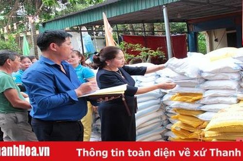 Trao 700 suất quà, nhu yếu phẩm ủng hộ đồng bào Miền Trung