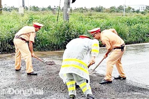 Cảnh sát giao thông tham gia 'vá' đường