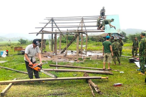 Tình người trong bão lũ