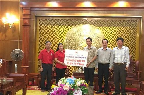 Trung ương Hội Chữ thập đỏ Việt Nam hỗ trợ người dân vùng lũ Quảng Trị 1,8 tỉ đồng tiền mặt và hàng hóa