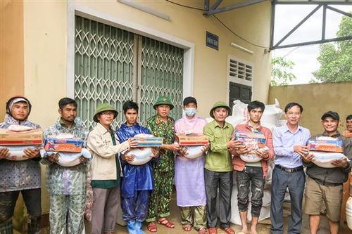 Lãnh đạo huyện Hướng Hóa thăm và trao hàng cứu trợ cho 2 xã Hướng Lập, Hướng Việt