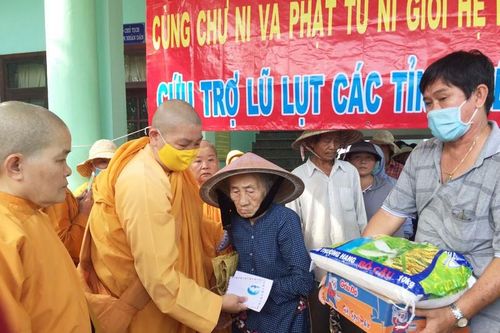 Ni giới Hệ phái Khất sĩ tặng quà tại miền Trung