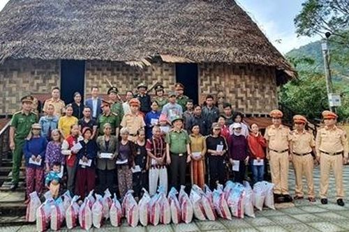 Thứ trưởng Nguyễn Văn Sơn thăm hỏi, tặng quà đồng bào vùng bão lụt Đà Nẵng