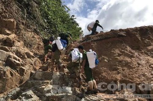 Lực lượng Công an cõng hàng tiếp tế cho bà con vùng cô lập