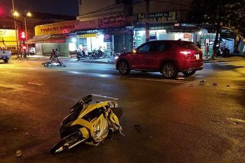 Ô tô tông vào hiện trường tai nạn giữa 2 xe máy, 2 người nhập viện