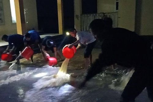 Giáo viên Hà Tĩnh xắn quần, lội nước xuyên đêm dọn bùn đất sau lũ
