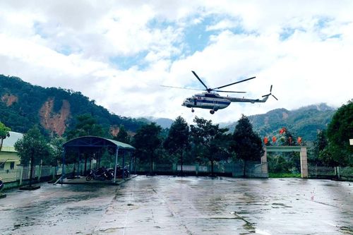 50 chiến sỹ vào Phước Lộc tìm người mất tích, trực thăng thả hàng cứu trợ