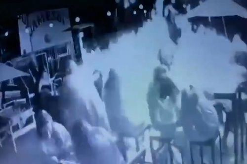 Clip: Nổ lớn tại quán bar tại Argentina do nhân viên châm lửa ly rượu quá tay