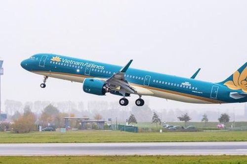 Máy bay Vietnam Airlines phải dừng cất cánh khẩn cấp vì khách nam bất ngờ bật lửa đốt khăn giấy trên máy bay