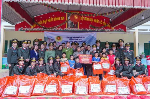 Hành trình 'Nghĩa tình biên giới' của cán bộ chiến sỹ Phòng tham mưu Công an Hà Nội