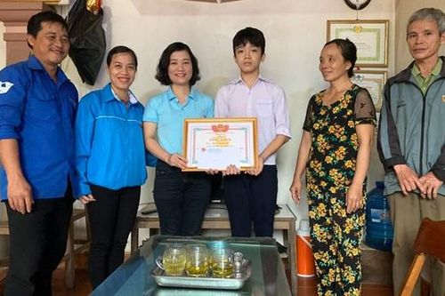 Khen thưởng nam sinh lớp 9 kịp thời cứu hai bạn nhỏ khỏi đuối nước