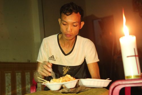 'Lũ cuốn hết rồi, giờ chỉ mong có tiền đưa vợ đi sinh nở'