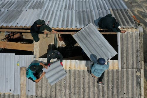 Giúp dân vùng tâm bão thoát cảnh 'màn trời, chiếu đất'